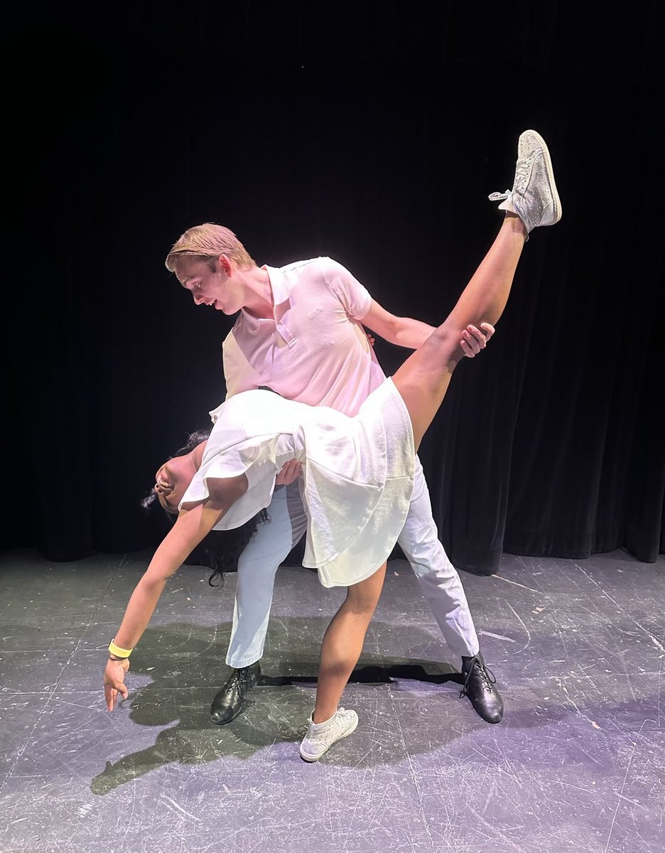 RiisaRenee's tweet image. #sophmoreyearloading 💫#proudmama 💕 #WMU 🤎💛 #BFA 🎭 Class of ‘26