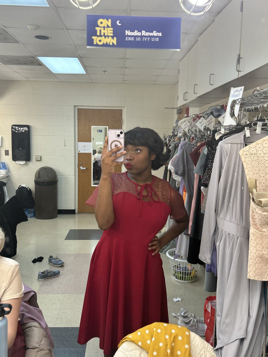 RiisaRenee's tweet image. #sophmoreyearloading 💫#proudmama 💕 #WMU 🤎💛 #BFA 🎭 Class of ‘26