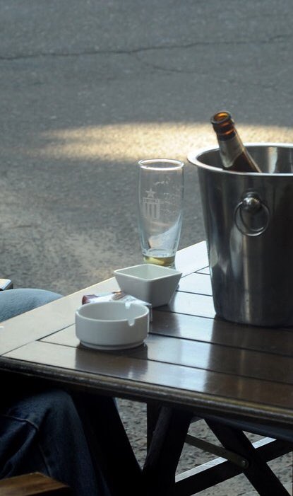 Esta foto icónica en twitter sucedió en 5 esq 46, en el viejo café de Estudiantes de La Plata.