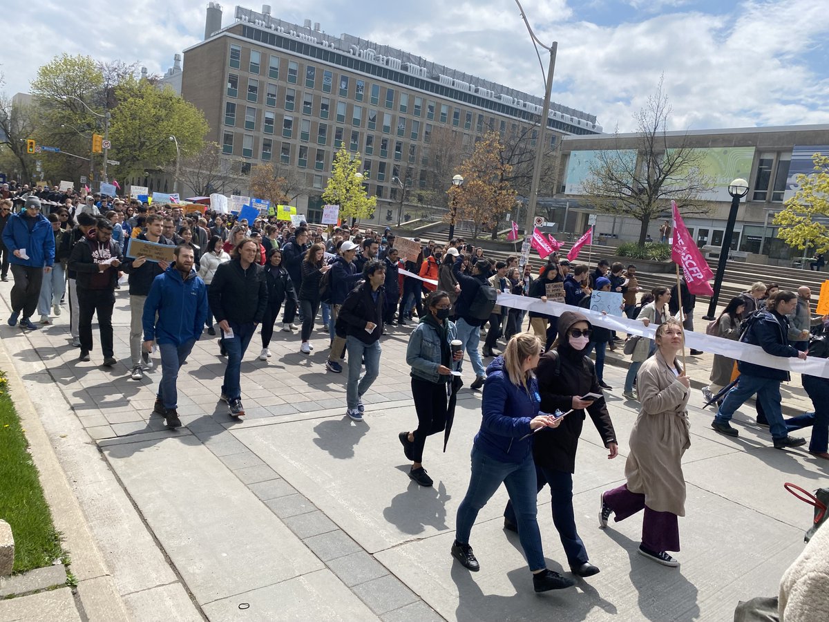 The crowds at the Toronto #SupportOurScience Nationwide Walkout were large, loud and proud to support increased federal investments for graduate students and postdocs! Thanks for all who attended in Toronto and coast-to-coast