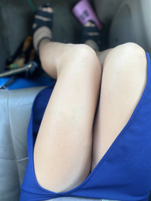 Who doesn&rsquo;t love a really high slit in a dress when you don&rsquo;t wear panties 😅 https://t.co/3QufEaavJY<a href="/tag/nobra"class="tags"><span>#nobra</span></a><a href="/tag/nipples"class="tags"><span>#nipples</span></a>