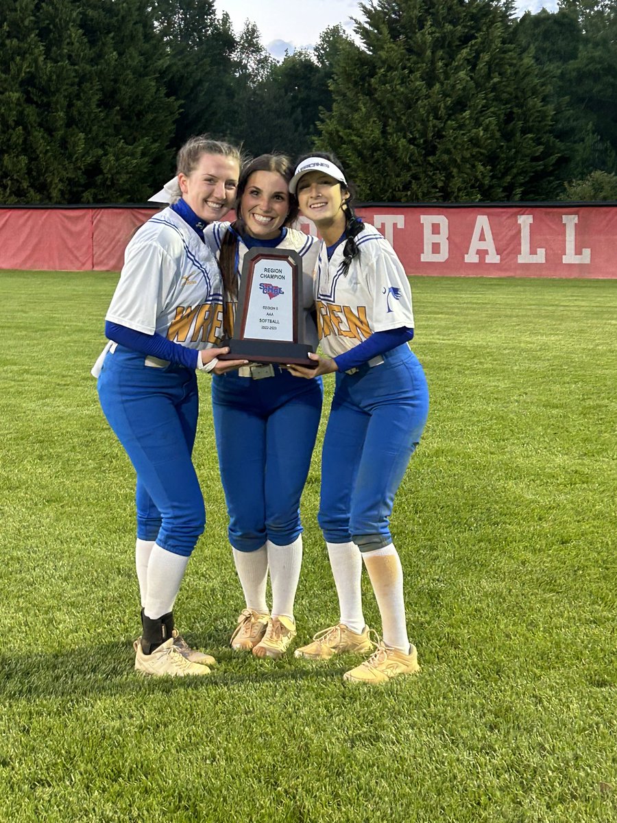 GatlinMaizie's tweet photo. 🚨!!REGION CHAMPS!!🚨

LET’S FREAKING GOOOOOOO!!

I’m sooo proud of my team tonight and my pitcher! She pitched a shutout! WE’RE JUST GETTING STARTED!!!!

And I had not only 1, BUT 2 DINGERS!!

@CoachCButler @kara_shutt @alexandriasimmm @WoffordSoftball @ScGenovese @WrenSoftball https://t.co/b1Wyak8Hdp