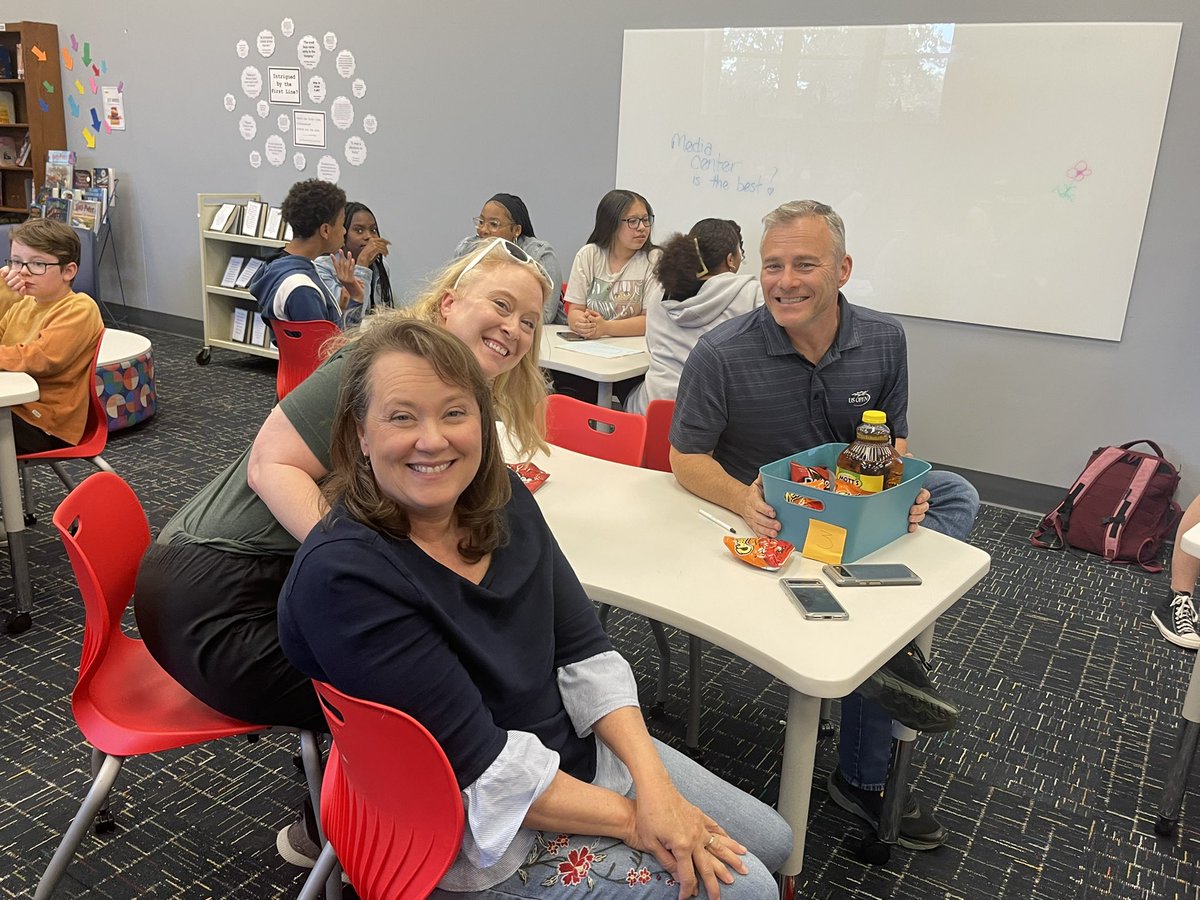 AVIDJeffMS's tweet photo. Our #AVIDfamilyTRIVIA winners! What a great night of laughs &amp; fun!  Thank you to our @jmscyclones AVID scholars &amp; families who came out to celebrate with us. @CPSAVID https://t.co/a88vGtOkIa