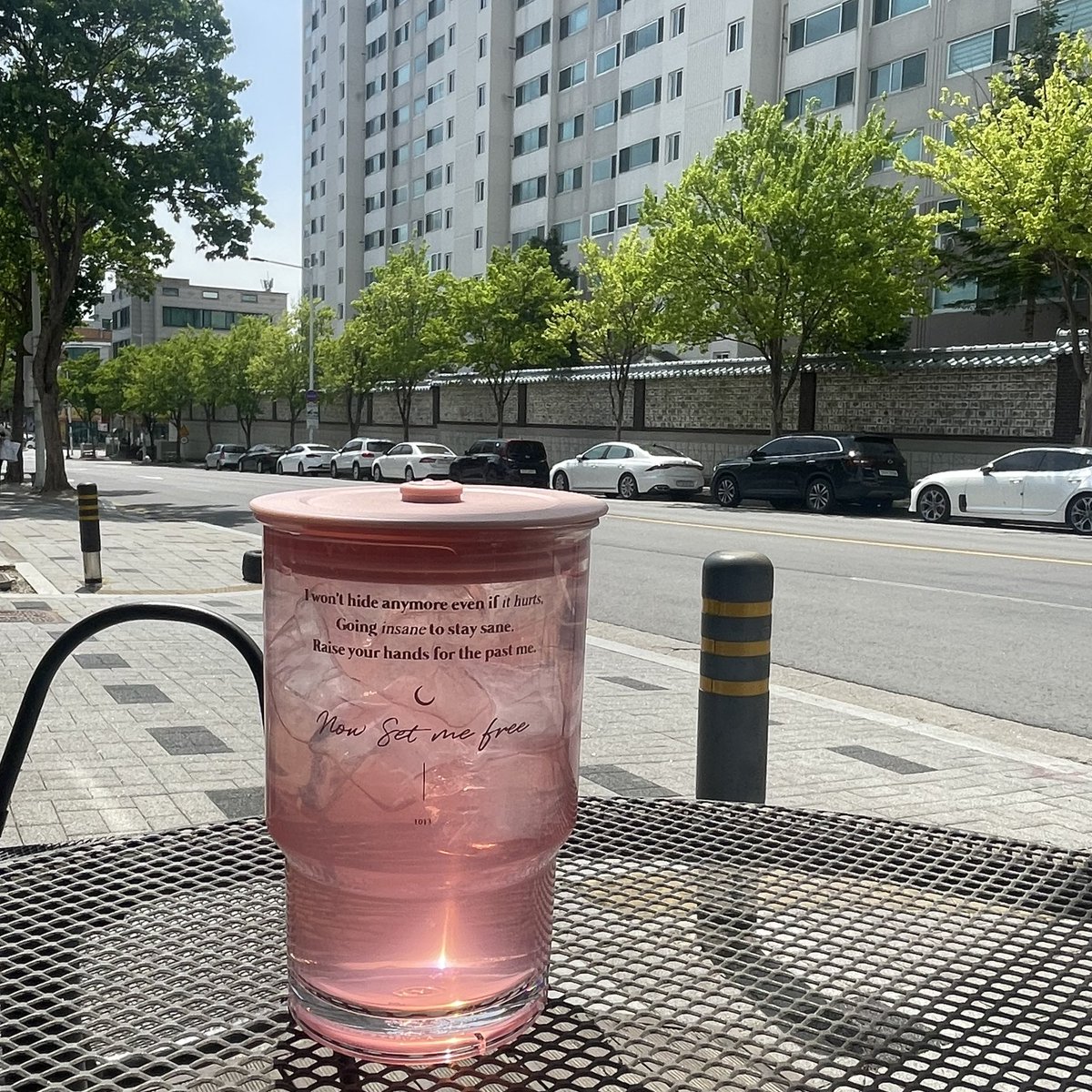 lee_surimi's tweet photo. 찜댕님(@MYJIMNIE ) 텀블러...💛
음료 넣고 빛까지 받으니 더 영롱할 수 없다....✨ https://t.co/EbsmwMVkDI