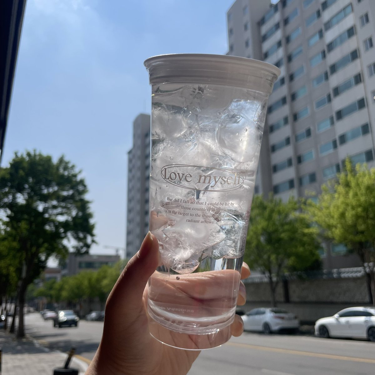 lee_surimi's tweet photo. 찜댕님(@MYJIMNIE ) 텀블러...💛
음료 넣고 빛까지 받으니 더 영롱할 수 없다....✨ https://t.co/EbsmwMVkDI