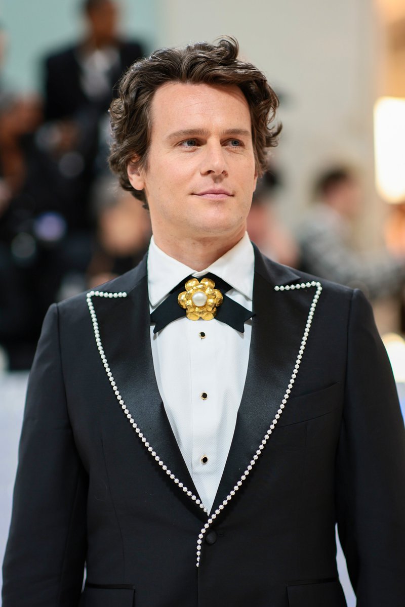 dailyjgroff's tweet photo. Jonathan Groff attends the 2023 Met Gala wearing custom Bode and vintage Chanel https://t.co/2cTE2gBg1i