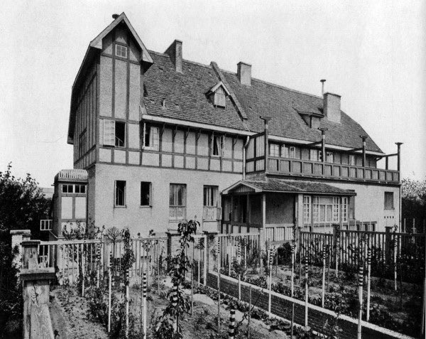 Sabias que Joseph Joffmann fue uno de los #arquitectos mas reconocidos y cofundador de la Secesion de #Viena? 

Preparate y nos vamos a un viajesito por Viena en el Siglo XX 🧳

ABRO HILO👇🏽

<a href="/ACA_ME_arq_ucc/">ACA ME</a>