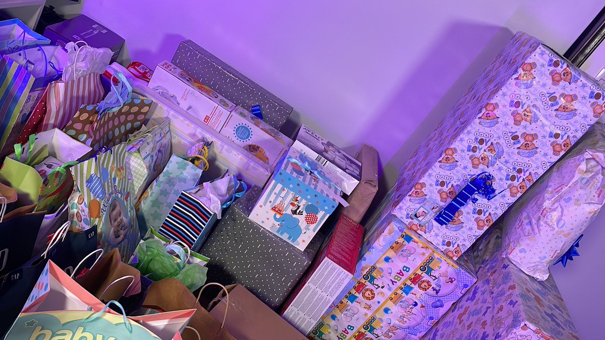 Estaré en vivo abriendo los regalao de Noah ❤️
9 30 pm  hermanos 
twitch.tv/dafonsekaofici…