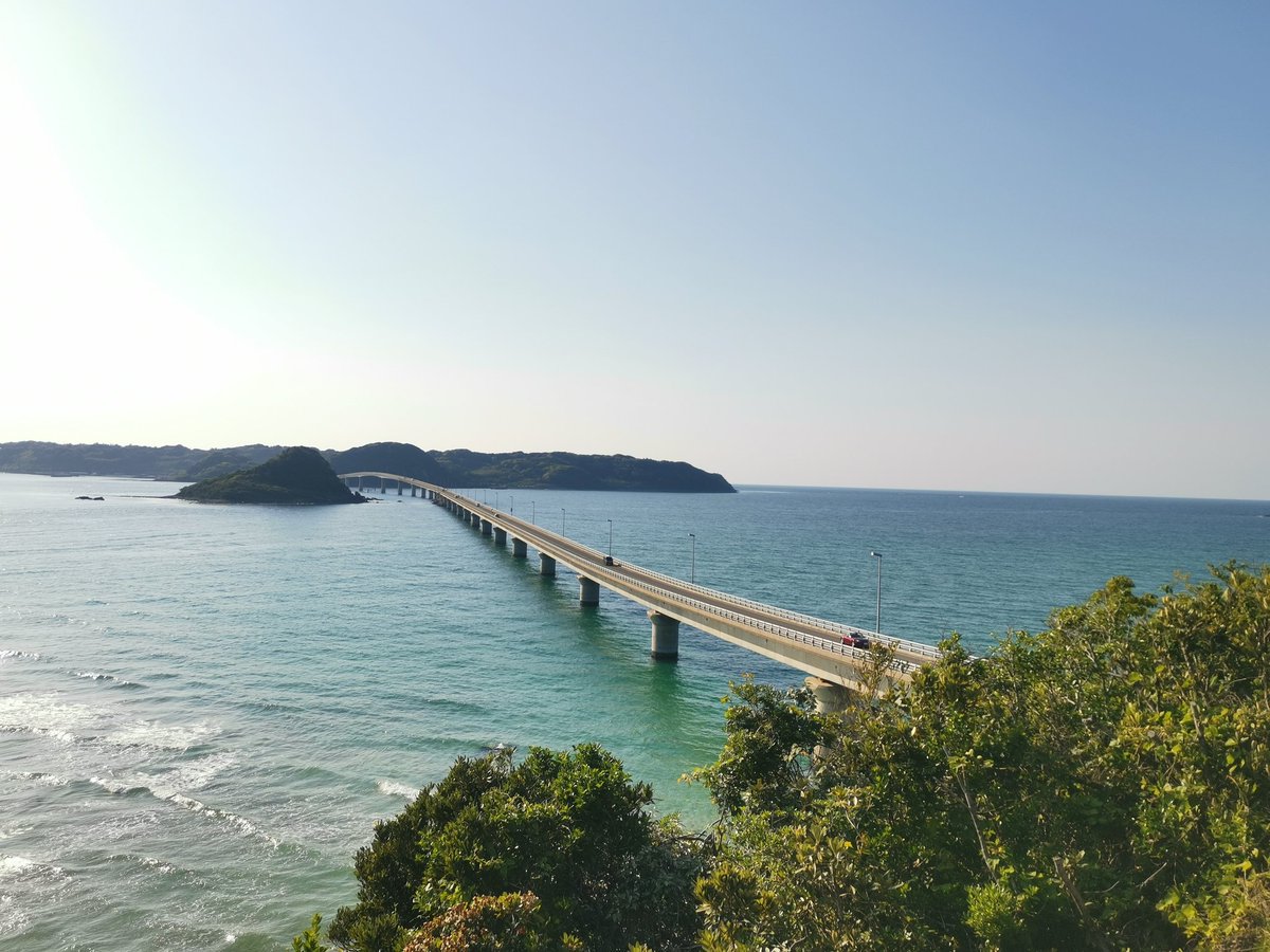 suncrysta's tweet photo. かの有名なCM撮影スポットへ
素晴らしい眺め、海きれい。
びゅーんっとアクセル踏んで走りたくなりますが、安全運転で角島へ到着🚙
角島側からの眺めもまたよし💫
#角島大橋 #山口県 https://t.co/SNAtuIXvx3