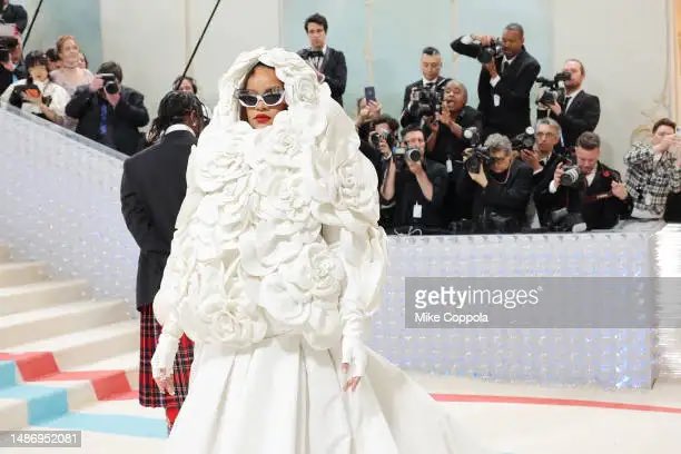 KrouEmily's tweet photo. Dona do evento. Simplesmente Rihanna #MetGala https://t.co/sQu6LaXzRI