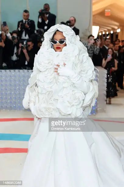 KrouEmily's tweet photo. Dona do evento. Simplesmente Rihanna #MetGala https://t.co/sQu6LaXzRI