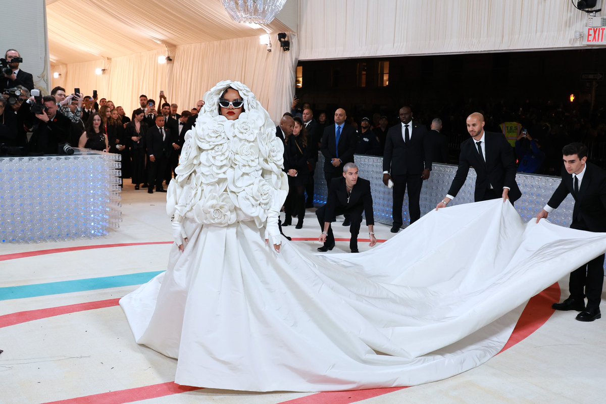 choquei's tweet photo. Rihanna no #MetGala (getty images) https://t.co/oGS4ZFLOTQ