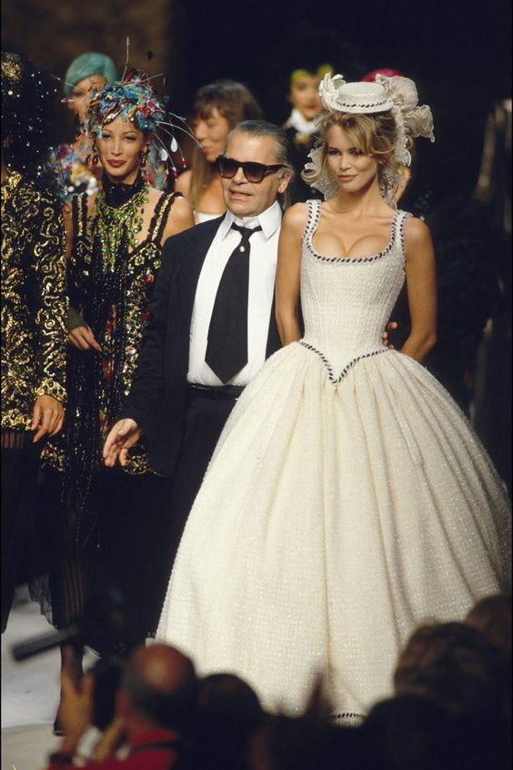 YouAreMyBezoar's tweet photo. Mis Looks favoritos de la #metgala 
Dua en Chanel 1992 couture https://t.co/hB8L8rVXOK