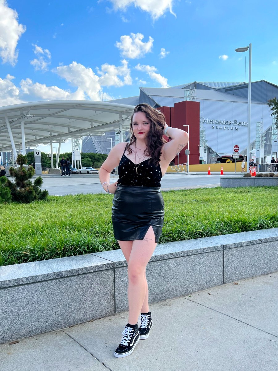 CheyNiels's tweet photo. realized this was the only place i didn't impose my outfit from this weekend on your mindless scrolling https://t.co/pVzkppE5Xk
