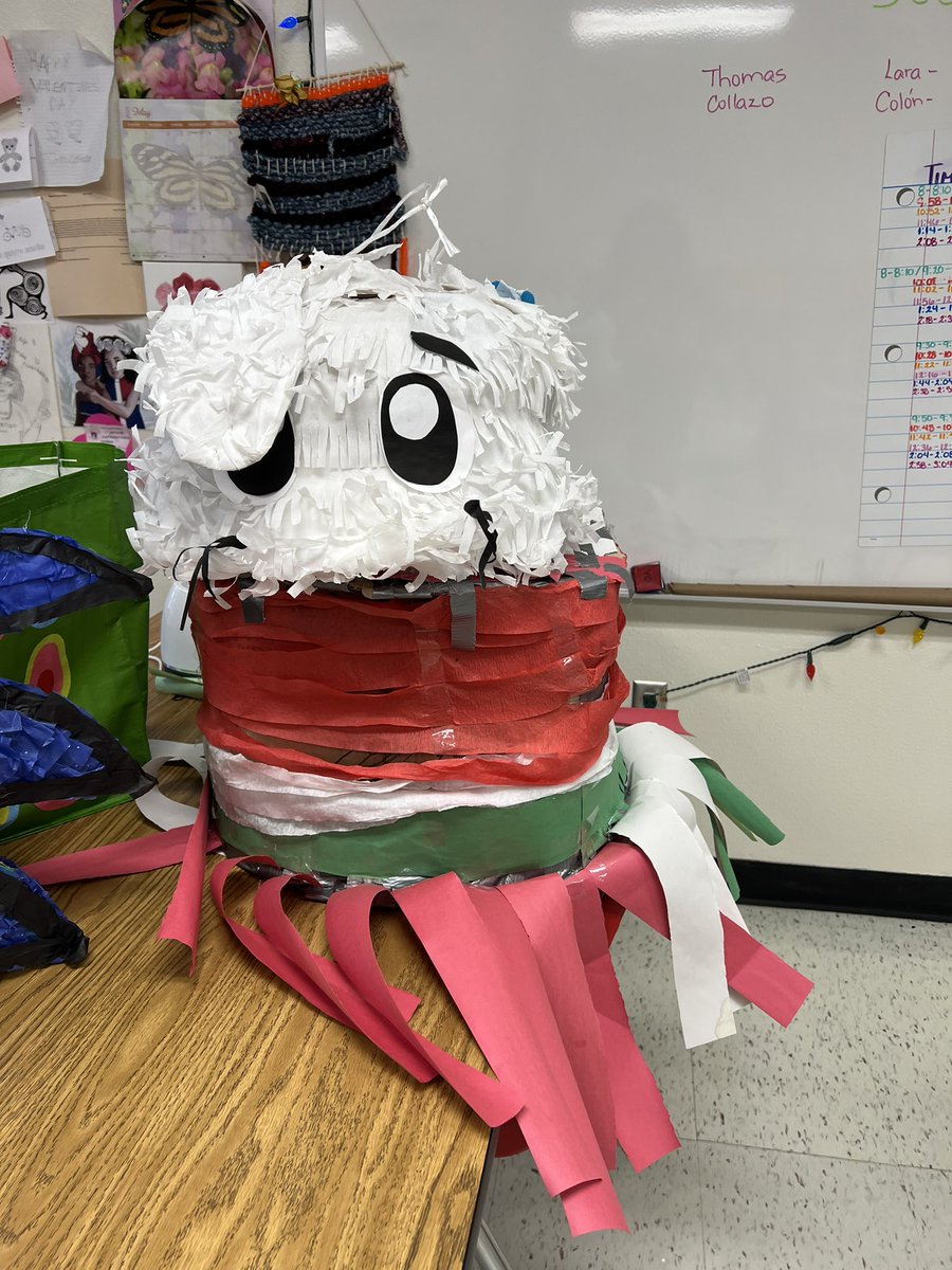 collazo_taina's tweet photo. I love when my teachers are as creative as me!! #spanish @MLKAADallasISD @dallasschools @DISDespanol #5demayo 💚 https://t.co/hCl8Jt77QO