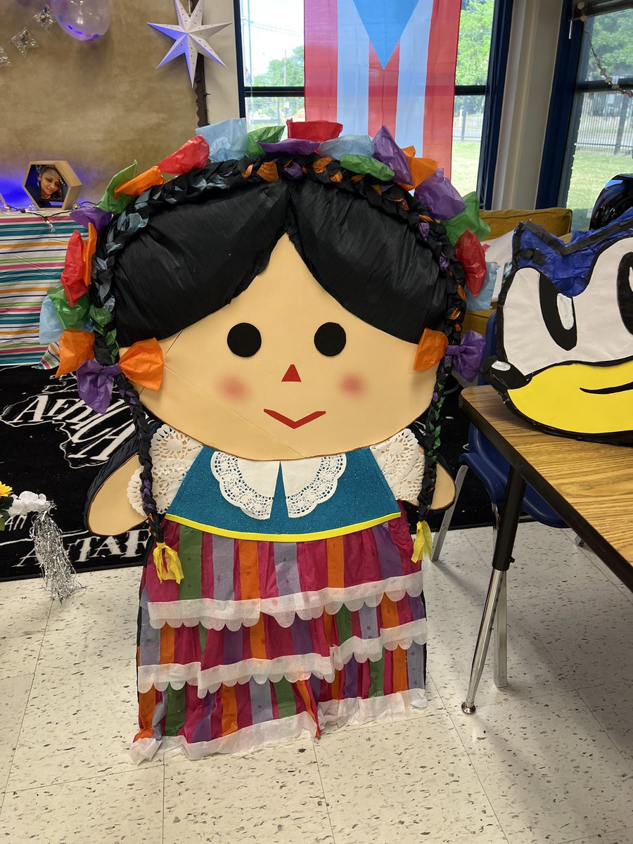 collazo_taina's tweet photo. I love when my teachers are as creative as me!! #spanish @MLKAADallasISD @dallasschools @DISDespanol #5demayo 💚 https://t.co/hCl8Jt77QO