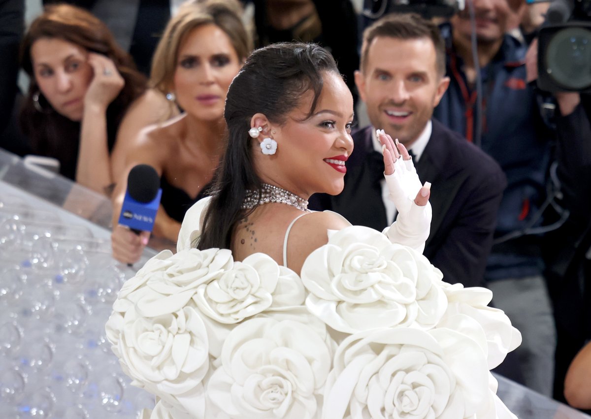 etnow's tweet photo. It doesn't get more iconic than Rihanna at the #MetGala. https://t.co/ciyCbq4lMq