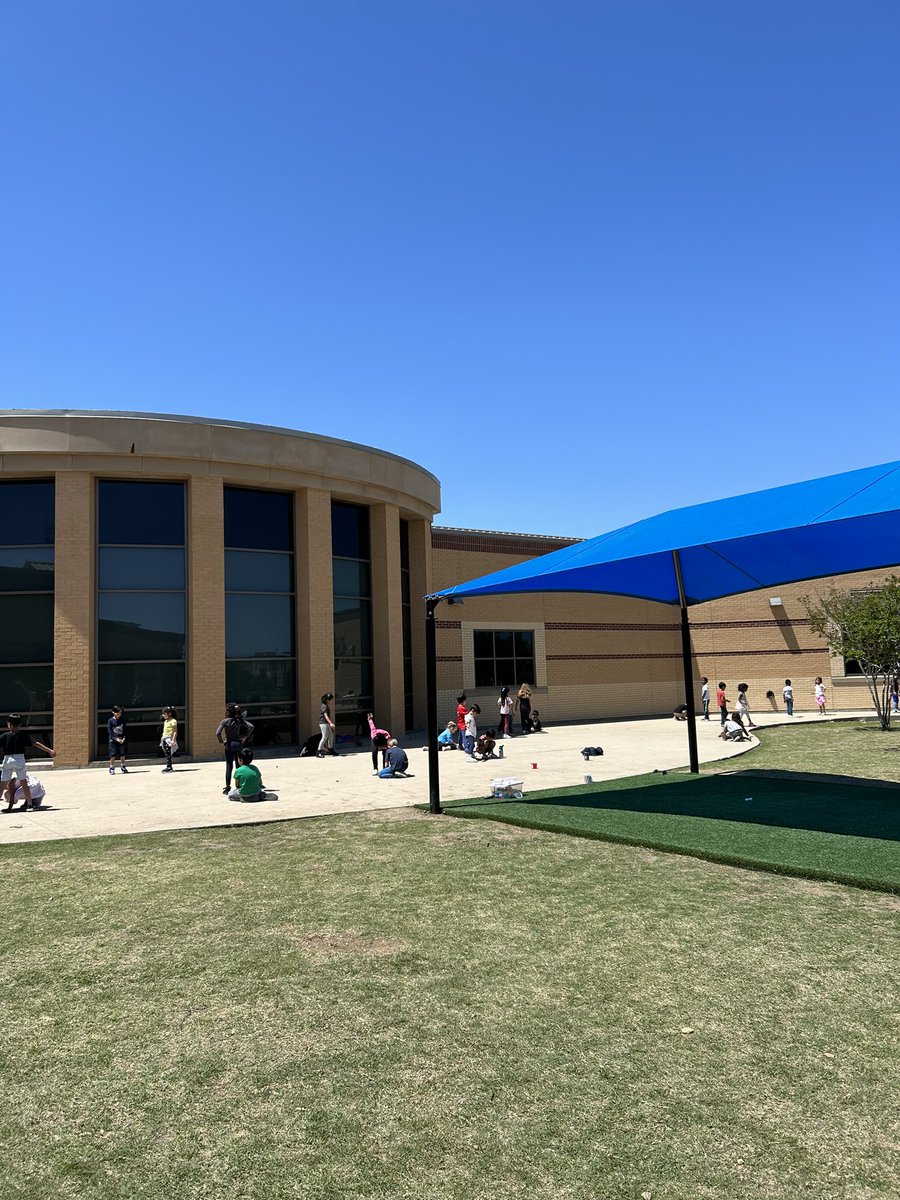 MsLKoenning's tweet photo. A beautiful day for some shadow tracing as we are learning about light! ☀️ Loved getting to mix up our classes too!! @msmartin_k #Kindergarten https://t.co/ndTFN1PM1N