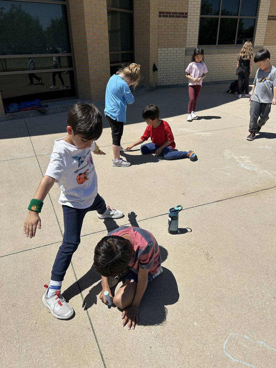 MsLKoenning's tweet photo. A beautiful day for some shadow tracing as we are learning about light! ☀️ Loved getting to mix up our classes too!! @msmartin_k #Kindergarten https://t.co/ndTFN1PM1N