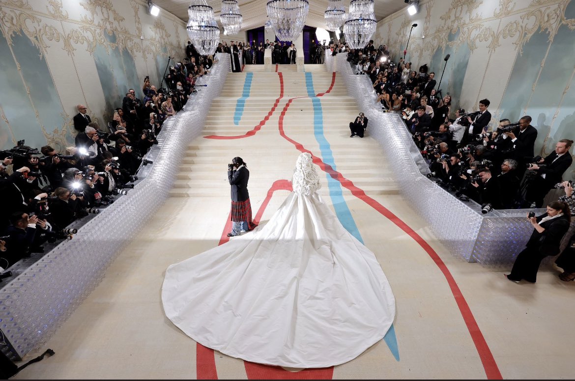 WondyrGroup's tweet photo. Rihanna and Asap Rocky have shut down the Met Gala with their arrival #MetGala https://t.co/8n4QtpmQFM