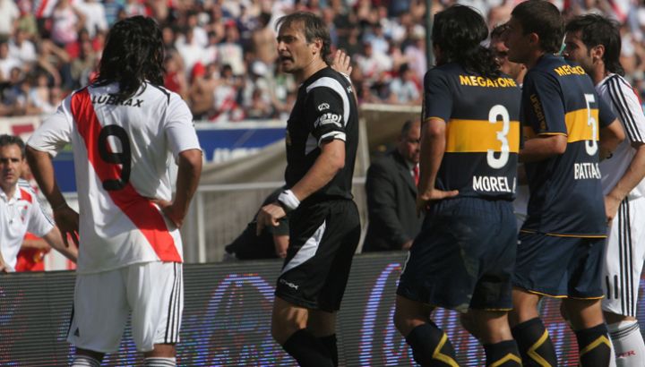 okdobleamarilla's tweet photo. #AHORA | Héctor #Baldassi en #DobleAmarilla por
@DSportsRadio
🗣️"Es muy fácil el Boca-River. Hubo dos árbitros en la Copa del Mundo (Tello y Rapallini), tendría que dirigir uno de ellos"
🗣️"Herrera tiene altibajos, pero esta bien. Y Falcón Pérez es un árbitro joven con futuro" https://t.co/tMpSShcUs3