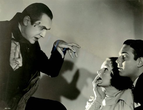 DailyFlickNY's tweet photo. #DFNYTrivia:
Bela Lugosi biographer Arthur Lennig claimed cut line in Mark of the Vampire (1935) explained Count Mora (Lugosi) shot himself after strangling his daughter, which explains blood on Lugosi's temple throughout film.
#MarkOfTheVampire #TCMParty
https://t.co/u5tYFSUxmP https://t.co/UsmMtIprqR