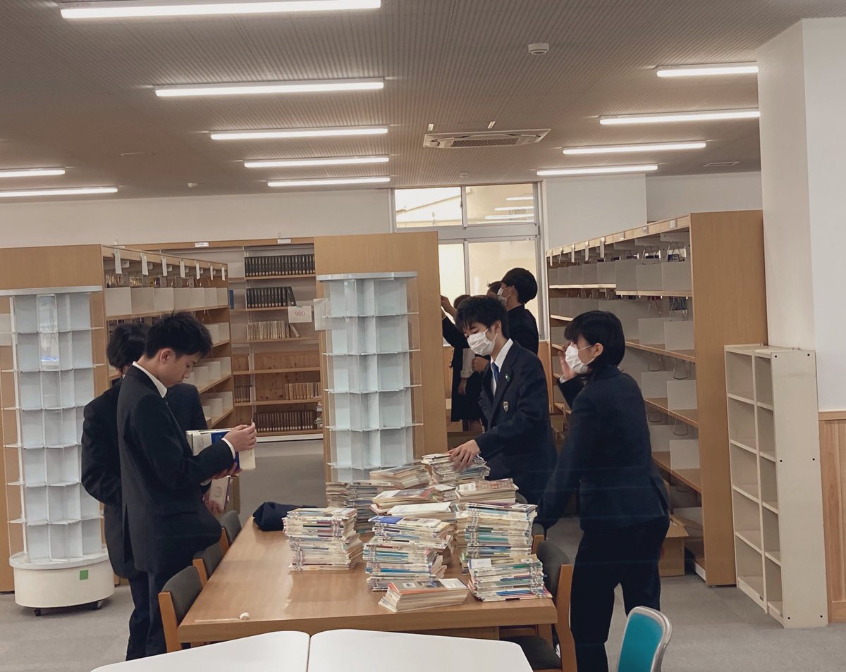 izuito_hs's tweet photo. 図書館開館に向けて 

旧３校の膨大な図書資料を図書委員が中心となって整理し、書棚に排架作業中です。図書委員の仕事への集中ぶりに頭が下がります！中庭を見渡せるカウンターも整備され、広々とした気持ちの良い図書館になりそうです。オープン、利用開始が待ち遠しい！ https://t.co/j7b26Y8QxB