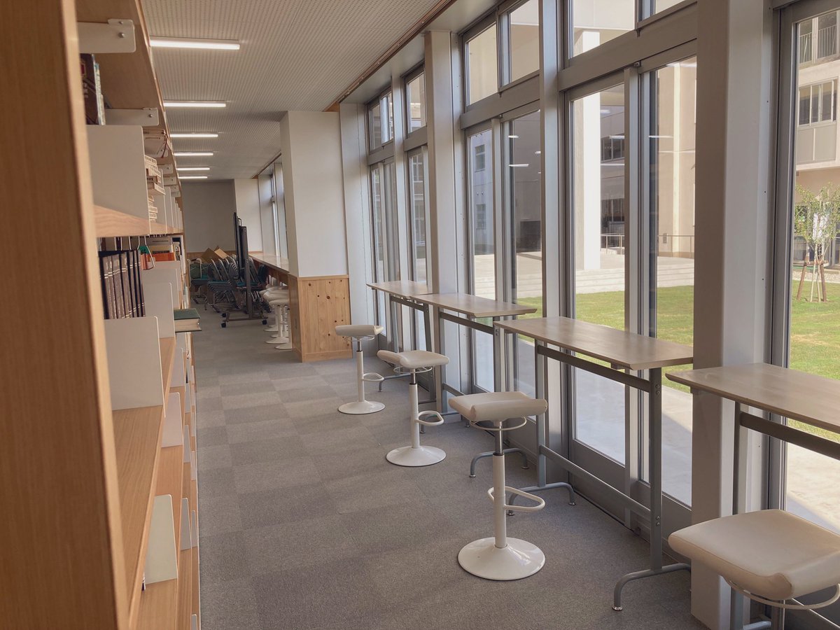 izuito_hs's tweet photo. 図書館開館に向けて 

旧３校の膨大な図書資料を図書委員が中心となって整理し、書棚に排架作業中です。図書委員の仕事への集中ぶりに頭が下がります！中庭を見渡せるカウンターも整備され、広々とした気持ちの良い図書館になりそうです。オープン、利用開始が待ち遠しい！ https://t.co/j7b26Y8QxB