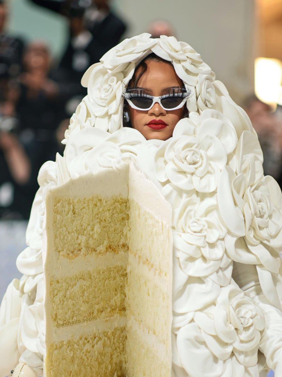 Oh no, that’s not Rihanna, it's a cake. #MetGala