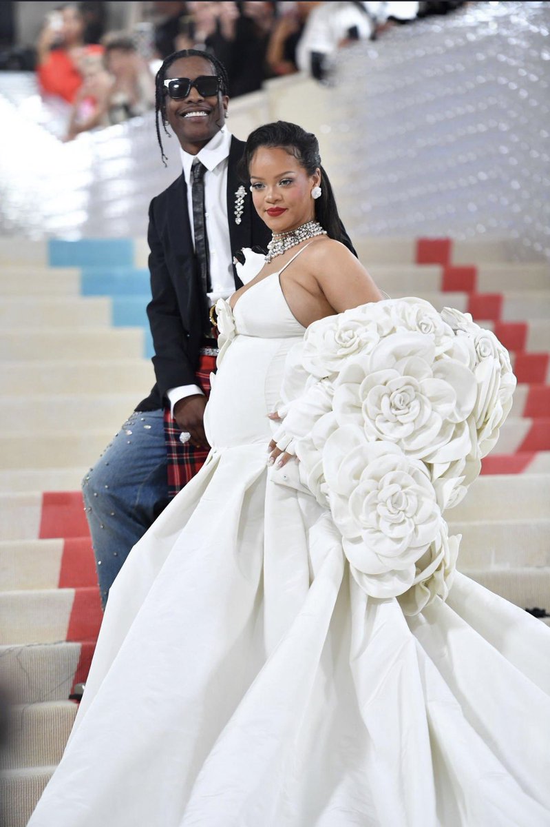 WondyrGroup's tweet photo. Rihanna reveals the baby bump at the Met Gala #MetGala https://t.co/SGxR9nSq8I