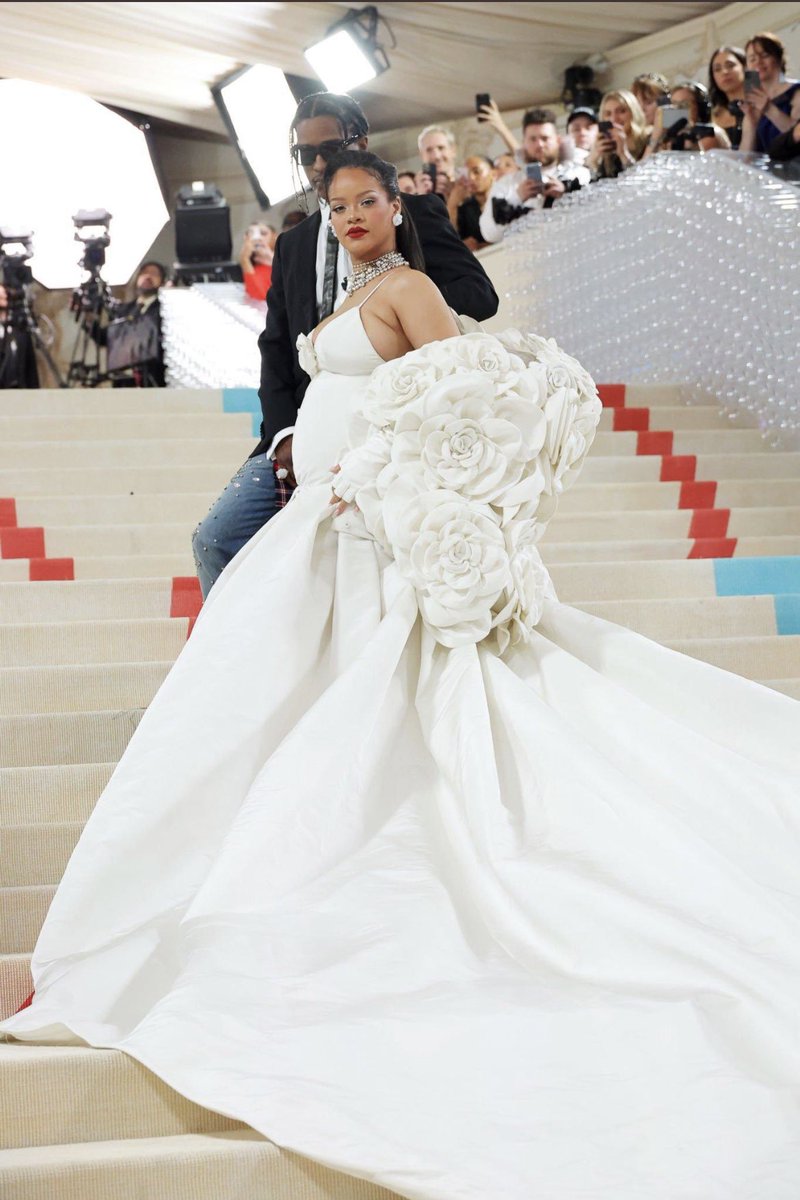 WondyrGroup's tweet photo. Rihanna reveals the baby bump at the Met Gala #MetGala https://t.co/SGxR9nSq8I