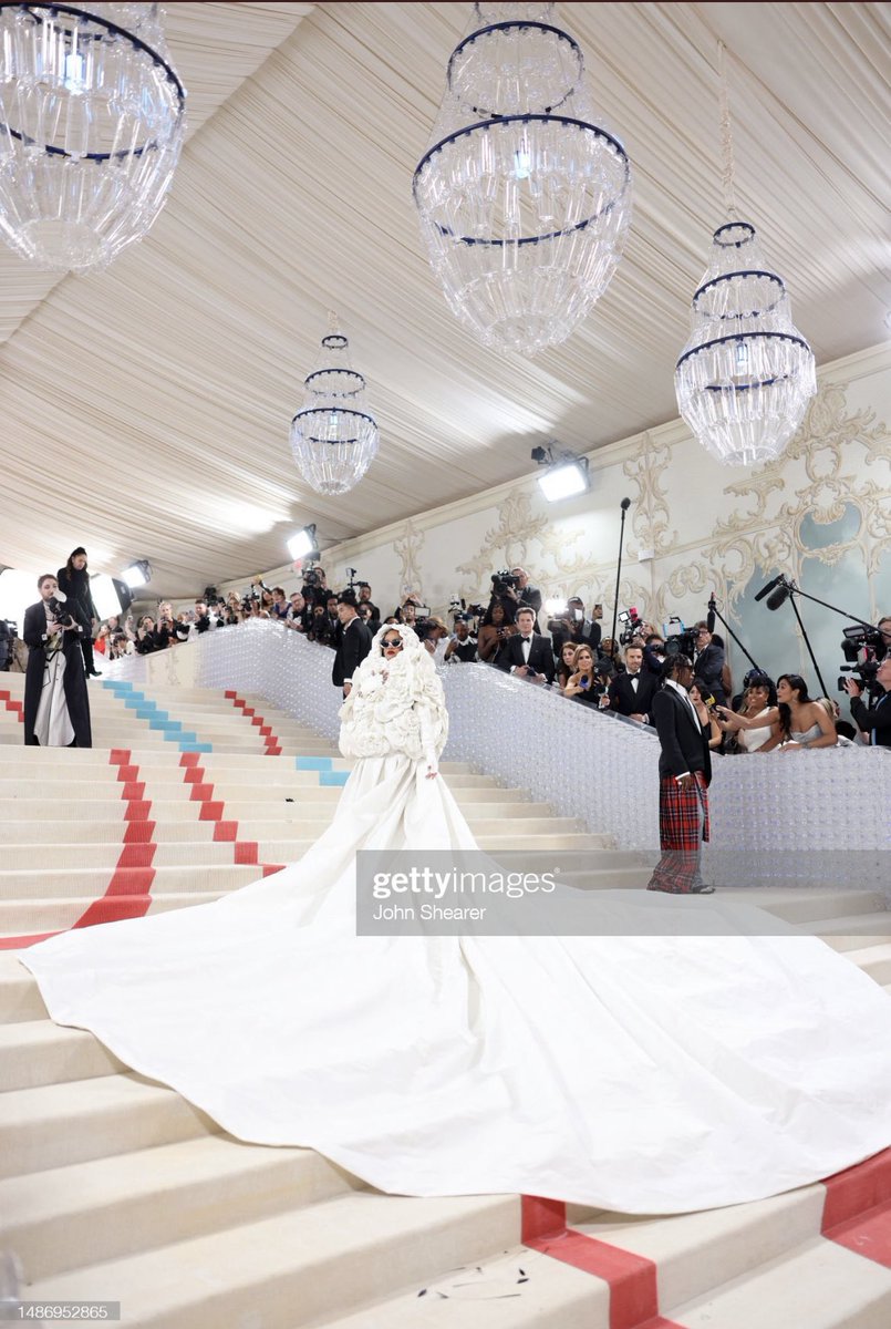 WondyrGroup's tweet photo. ICONIC. Rihanna shuts down the Met Gala #MetGala https://t.co/lA56vnRCf6
