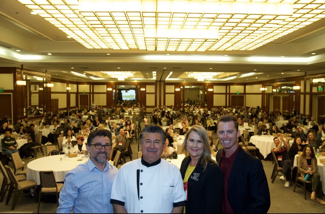 zzamo6's tweet photo. Sharing the stage at CANDAC with my friends Miguel Villarreal, Shannan Young, RDN, SNS and Tyler Ribeiro was truly an amazing experience. Sharing our perspectives with about 200 RDNs about the evolving collaboration between RDNs, Industry, Chefs and Advocacy groups. https://t.co/yntsoQ4NKF