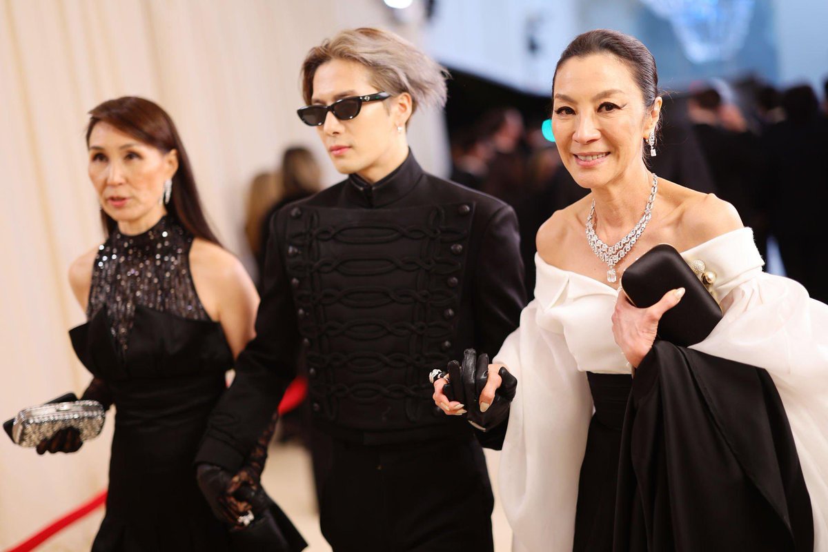 popcultureshub's tweet photo. Jackson Wang and Michelle Yeoh at #MetGala https://t.co/JzE0kwDEVf