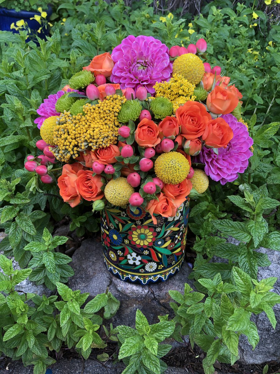 IdeaDuck's tweet photo. Gasp! I almost forgot to do my once a year tweet! Happy May Day, everyone! https://t.co/4qcdOoTdBR