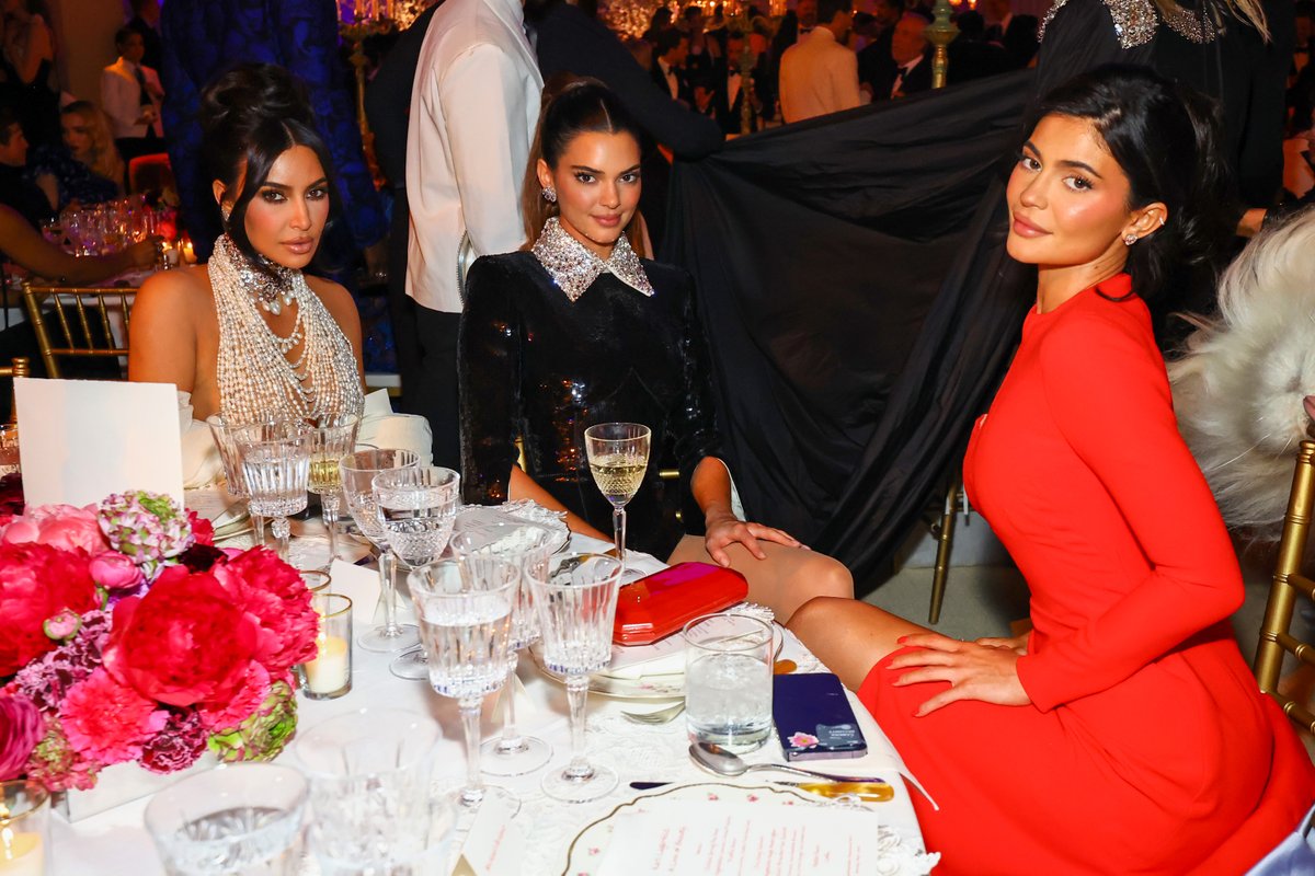 etnow's tweet photo. Before and after Kim Kardashian, Kendall Jenner and Kylie Jenner are photobombed by Jared Leto and his cat head. #MetGala https://t.co/h7PUtLf6Q0