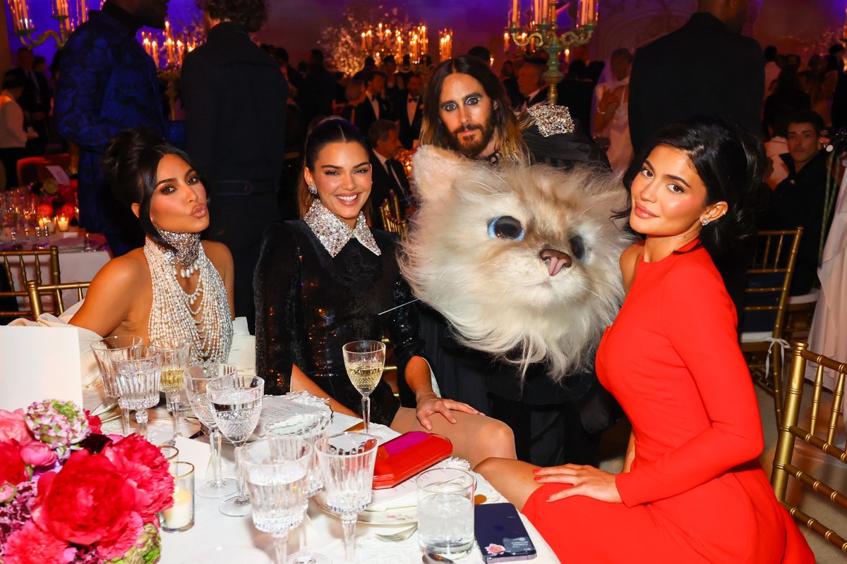 etnow's tweet photo. Before and after Kim Kardashian, Kendall Jenner and Kylie Jenner are photobombed by Jared Leto and his cat head. #MetGala https://t.co/h7PUtLf6Q0