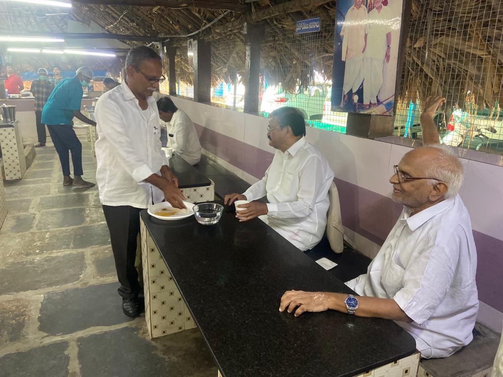 MVenkaiahNaidu's tweet photo. గుబురు చెట్ల నీడన, సంప్రదాయం ఉట్టిపడే ఈ పాక హోటల్లో ఒకసారైనా ఇడ్లీ రుచి చూడాలి. మంచి రుచికరమైన ఇడ్లీని అందిస్తున్న నిర్వాహకులకు, సిబ్బందికి అభినందనలు. బలవర్ధకమైన మన భారతీయ సంప్రదాయ వంటలను, రుచులను కాపాడుకోవాలి. https://t.co/2US6uR7tw8