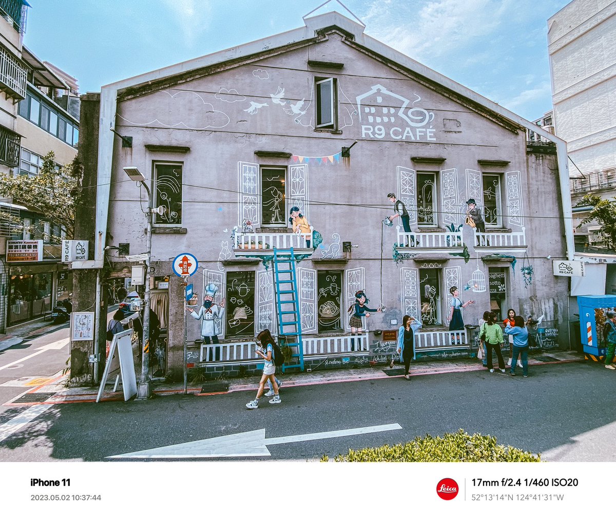 seyotaipei's tweet photo. 走在台北！
小心天外飛來一杯café
#大叔的照片館
#R9café
#中山捷運站
#彩繪牆
#R9出口
#R9coffee
#赤峰街
#中山地下街
#南京西路25巷 
#文青
#藝術
#人文
#台北景點
#walkingtaipei 
#壁畫
#streetphotography 
#taipeiwalker
#exploretaiwan 
#iosphotography
#iosphotography📷👈 https://t.co/p89vV31zNj