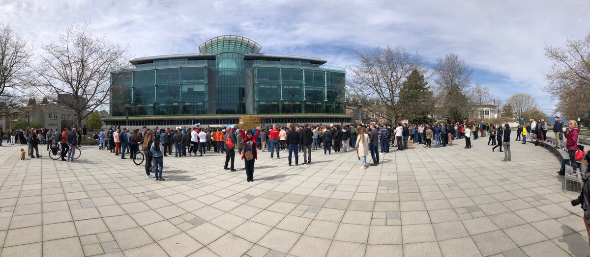 1⃣Conmemorando el #DiaDelTrabajo. Hoy salí en apoyo de los #estudiantes y #Postdocs, cuyo salario no ha incrementado por las últimas dos décadas! 
Si, es cierto,🇨🇦es un gran país, pero no ofrece mucho para los estudiantes, ellos viven por debajo del sueldo básico de sobrevivencia