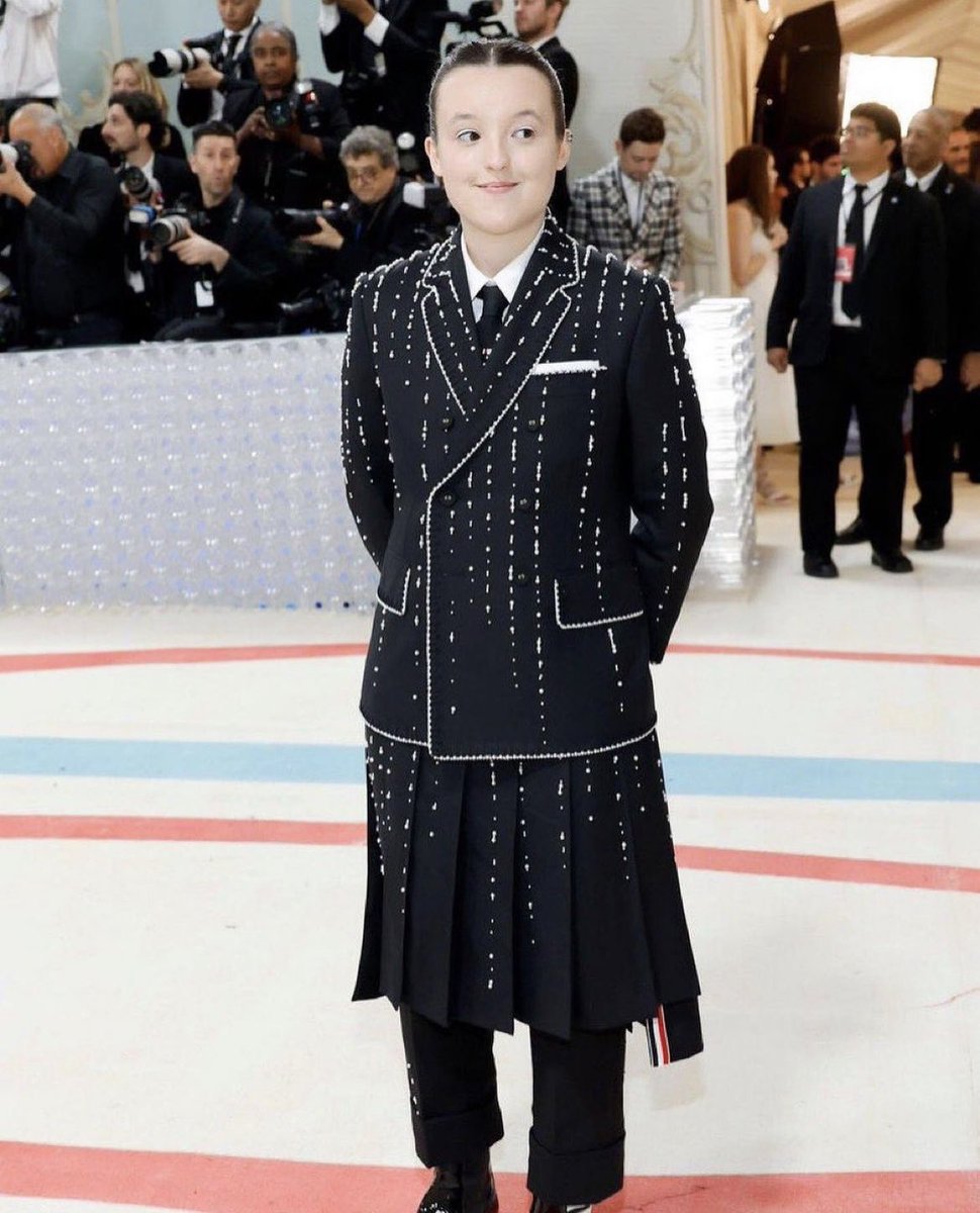 dapperQ's tweet image. The Last of Us star Bella Ramsey in Thom Browne suit at Met Gala 01May2023 

#dapperQ #queerstyle #queerfashion