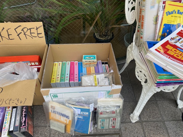 denEnglish_'s tweet photo. 当校の教材として使用した、英語の絵本やテキスト、VHS、おもちゃ等、欲しい方に差し上げております。よろしければ、ご自由にお持ち帰りください。
#古本　＃洋書　＃ご自由にどうぞ https://t.co/kdv7oWoea0