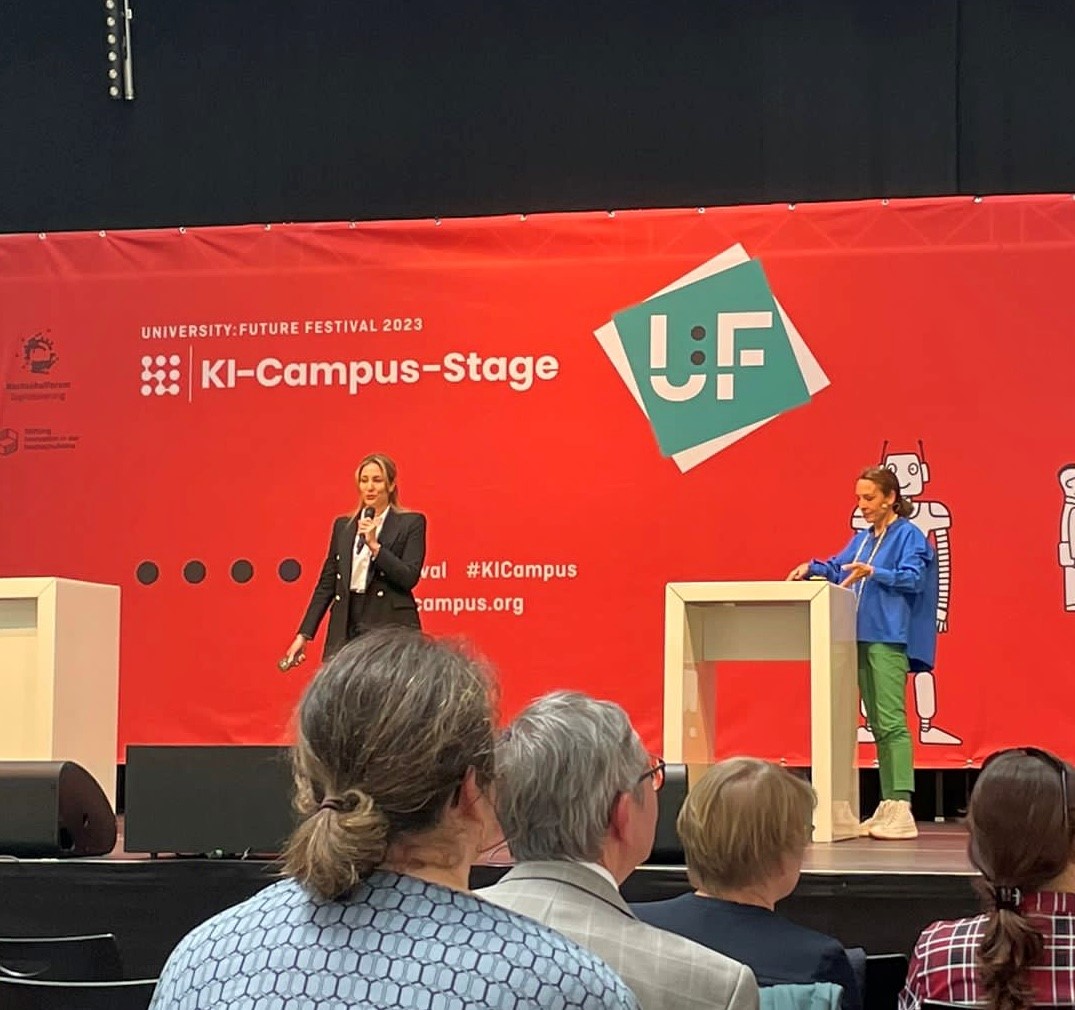 In einem Lightning Talk auf der KI-Campus-Stage stellte Chrysanthi Melanou vom ECC10 auf dem University:Future Festival die Projekte von #EdCoN der DHBW Villingen-Schwenningen vor, in denen zum Einsatz künstlicher Intelligenz in der Hochschulbildung geforscht wird. <a href="/inno_lehre/">Stiftung Innovation in der Hochschullehre</a>