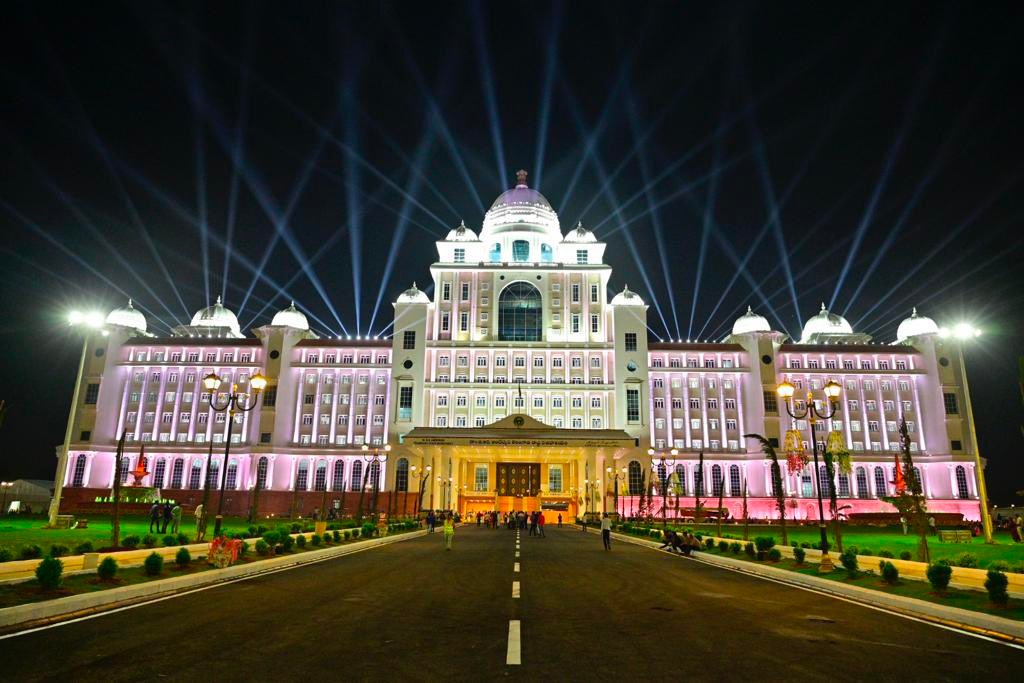 SriLakshmi_10's tweet image. Another controversy erupts between #KCR &amp;amp; Telangana #Guv.

#RajBhavan issued a statement saying no invitation has been sent to the Governor for the inauguration of #TelanganaSecretariat.  

This has been the only reason for her absence at the inauguration. 

@NewsMeter_In