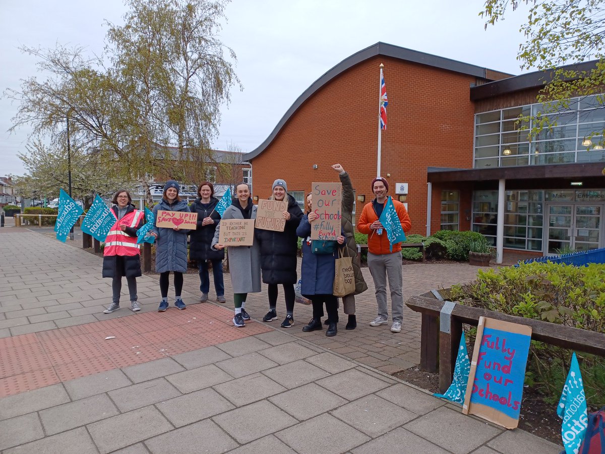 savetheunicorn8's tweet photo. @GillianKeegan are you listening? #PayUp @NEUnion @marine_school https://t.co/Ihz3NDYSDd