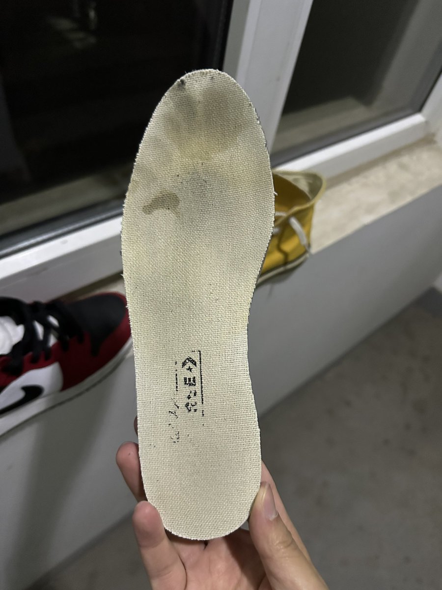 好久不见。   扫到一户大学生 看鞋垫 是穿了很久的  s了一点点在鞋垫上 下次再去 https://t.co/OINnd5aEI6