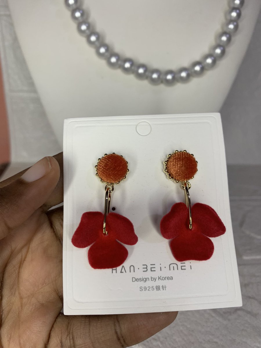ademisoye_to's tweet photo. You thought my necklace game was lit?, wait till you find out the other things I have in stock for you 😊

Price: 1500💐

Please follow the link in my bio to place an order or send a dm. Thank you ❤️

#OAUTwitter https://t.co/a10ea3oer3