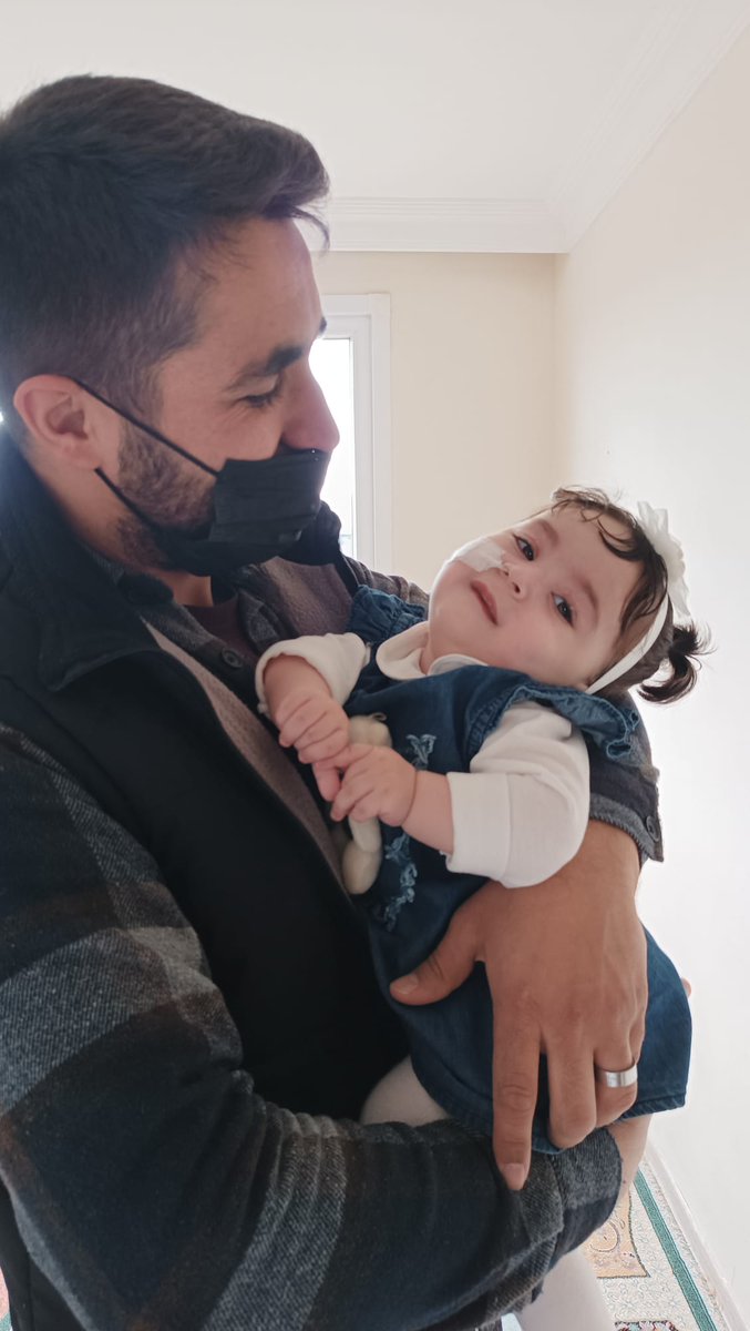 sma__efnandua's tweet photo. Baba ne kadar sağlamsa kızı o kadar dik durur, baba ne kadar gülerse kızı o kadar hayat saçar, baba ne kadar hayattaysa kızı o kadar yaşar. ☀️
Ben küçük bedenim ve büyük umutlarımla  sizden umut bekliyorum Babam bensiz kalmasın 🤲🌸 #MetGala #MemurSecimiBekliyor #1MAYIS2023 https://t.co/x3OiVCdC0C