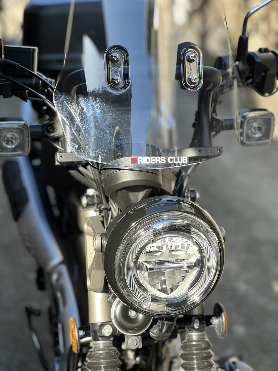 duc906's tweet photo. #ハンターカブ にステッカー貼り。
フロントにはRIDERS CLUB。
40年前に貰ったヤツだが、実はまだ結構有る。
当時、どんだけイベント参加したりグッズを買ってたんだよ？〈自分

後は、反射ステッカーなのでどうしても後ろに貼りたかったから、悩み抜いてここ。 #MOTOBASIC
良いデザインだよねぇ。 https://t.co/h65I8GncLl