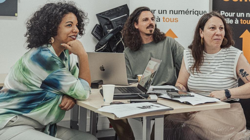 OrangeReunion's tweet photo. Pour la 2ème édition de PimpMyApp avec le programme Orange Digital Center, nous avons organisé des #LearningExpeditions pour les salariés Orange et nos partenaires. L’occasion d’être immergé dans les ateliers de Design Sprint avec les participants.
#Nouléansamb https://t.co/rPvxRAPmTK